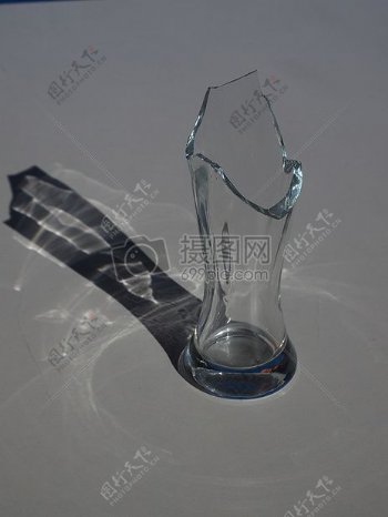 破碎的玻璃瓶