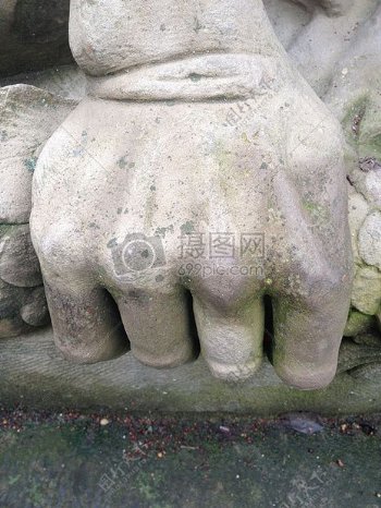白色的手头手雕像