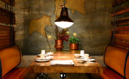 复古室内餐厅餐桌背景墙效果图