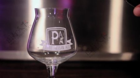 倒满饮料的玻璃杯视频素材设计
