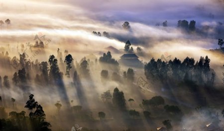 云雾环绕的大山风景