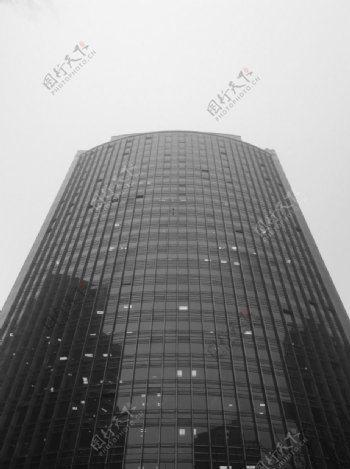 雾霾中的数码大厦