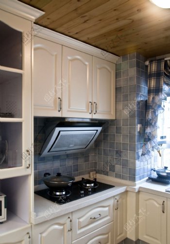 简约风室内设计厨房白色竖立收纳柜效果图