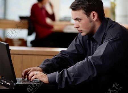 正在电脑操作的男子