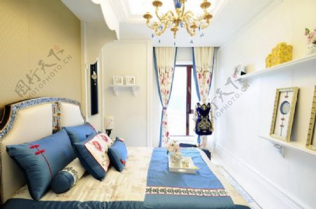 现代清亮卧室蓝色床品室内装修效果图