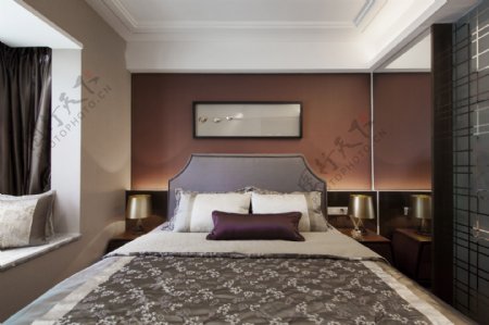 现代舒适文雅卧室深色床品室内装修效果图