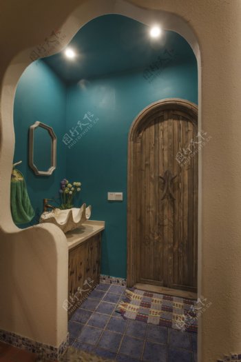 现代森系浴室深蓝色背景墙室内装修效果图
