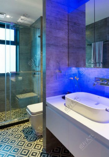 现代简约浴室蓝色背景墙室内装修效果图