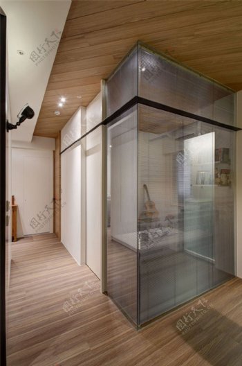现代时尚客厅玻璃浴室室内装修效果图