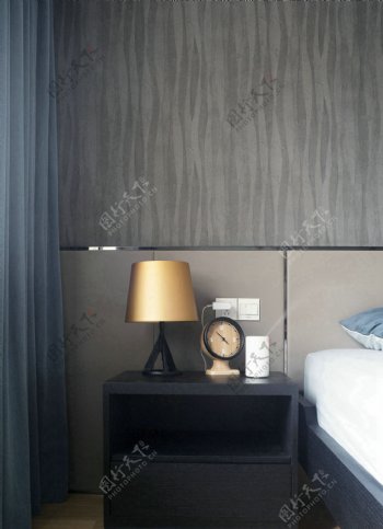 现代低调卧室深灰色木制背景墙室内装修图