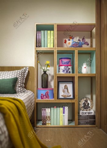 现代温馨卧室木制小书架室内装修效果图