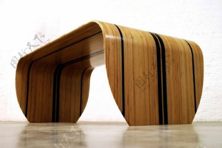 冲浪板形式的森制桌子