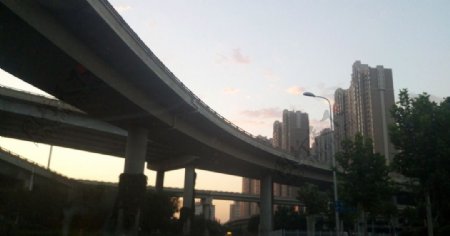 晨光中的立交桥下