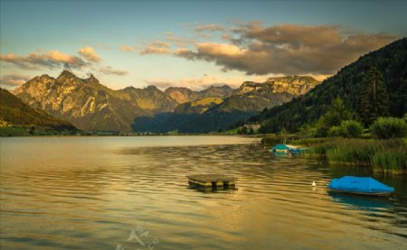 瑞士山湖泊快艇