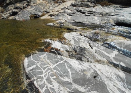 溪水石