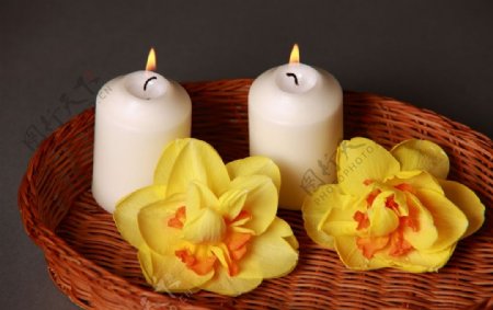 托盘里的蜡烛与黄色的鲜花