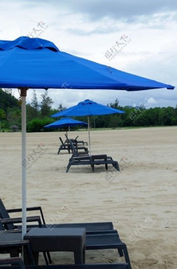 沙滩蓝色遮阳伞