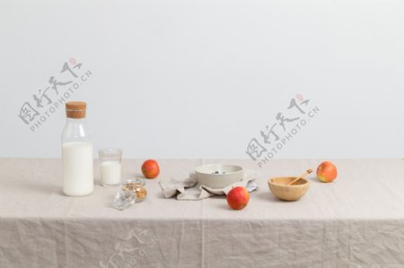 桌子上的牛奶和水果