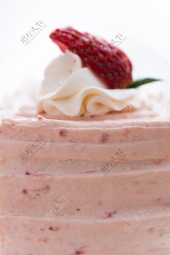 西点草莓奶油蛋糕实物图摄影图