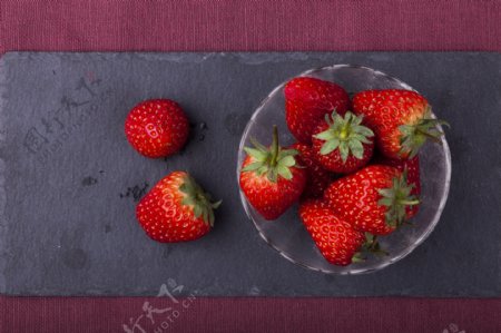 新鲜草莓实物图摄影图1