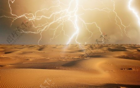 沙漠中的闪电风暴