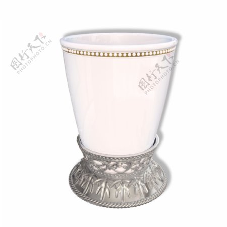 银底座的陶瓷茶杯