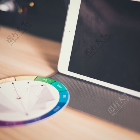 办公桌上的平板电脑与色环