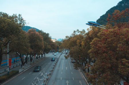 桂林城市种满树的街道马路