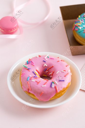 摄影图实物图多彩糖粒甜甜圈9