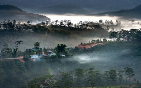 云雾袅绕的村庄