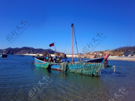 海边渔村的木渔船