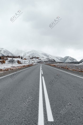 高原雪山上的高速路透视