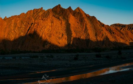 夕阳下的新疆红土山