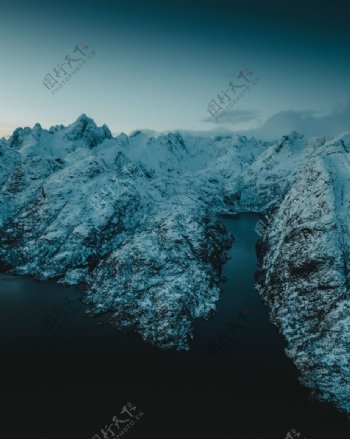 雪山悬崖