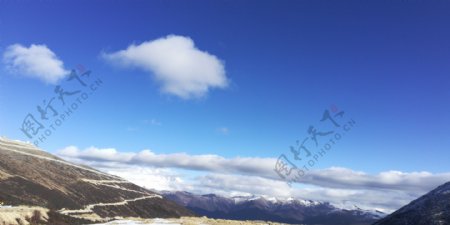 蓝天白云雪山风景图片