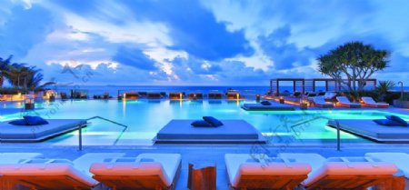 天台泳池迷人夜景海天一色图图片