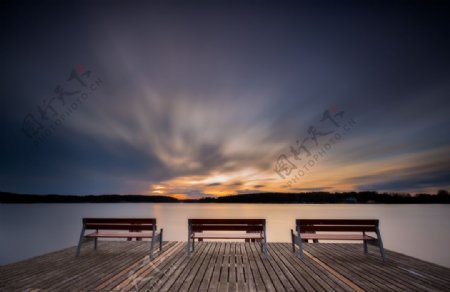 海边木椅落日背景海报素材图片