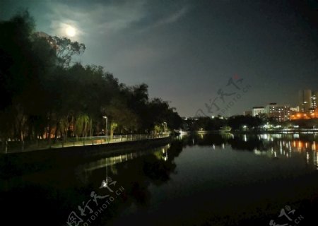 晚间湖月图片