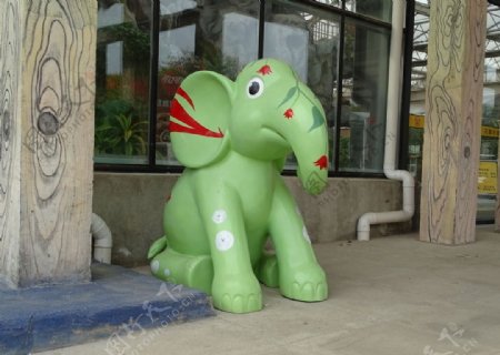 绿色小象雕塑图片