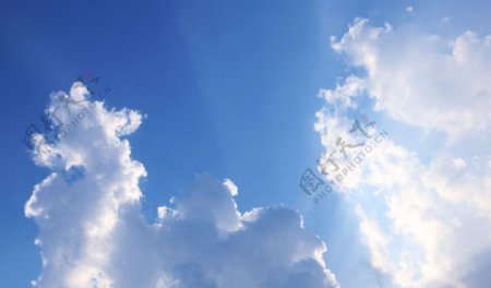 蓝天白云日光图片
