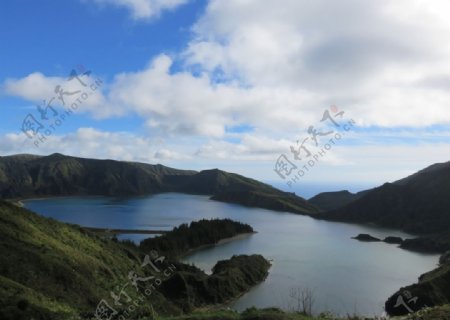 火山口湖泊美景图片
