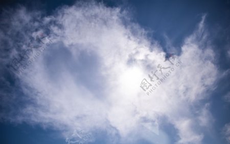 蓝天白云逆光图片
