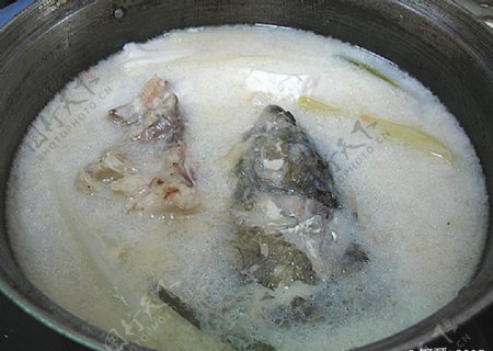 鱼头豆腐汤图片