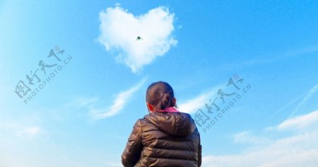 蓝天白云下放风筝的小女孩图片