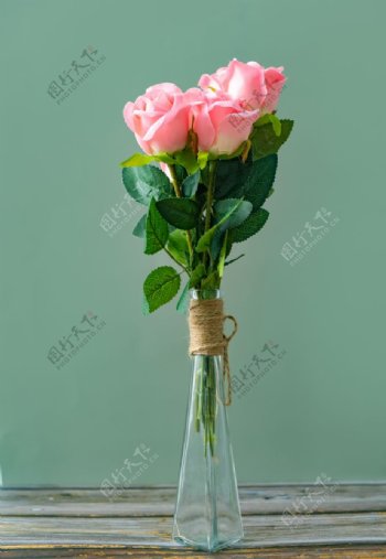 花瓶里的粉色玫瑰图片