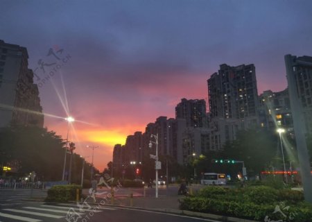 晚霞街景图片