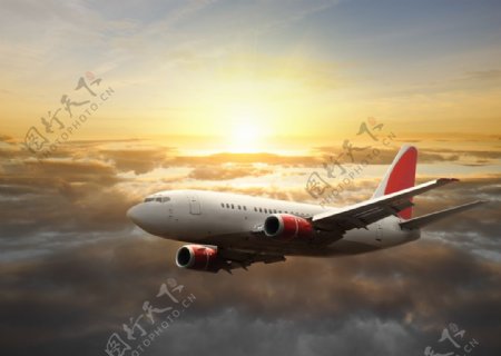 穿越云层的旅游客机图片