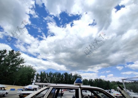 车顶蟹状白云全景图片