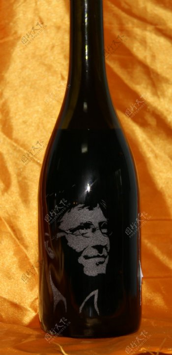 红酒瓶雕比尔盖茨图片