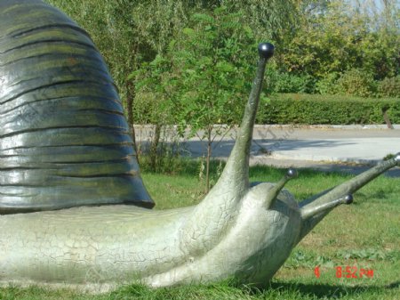 农家园林内的雕塑蜗牛